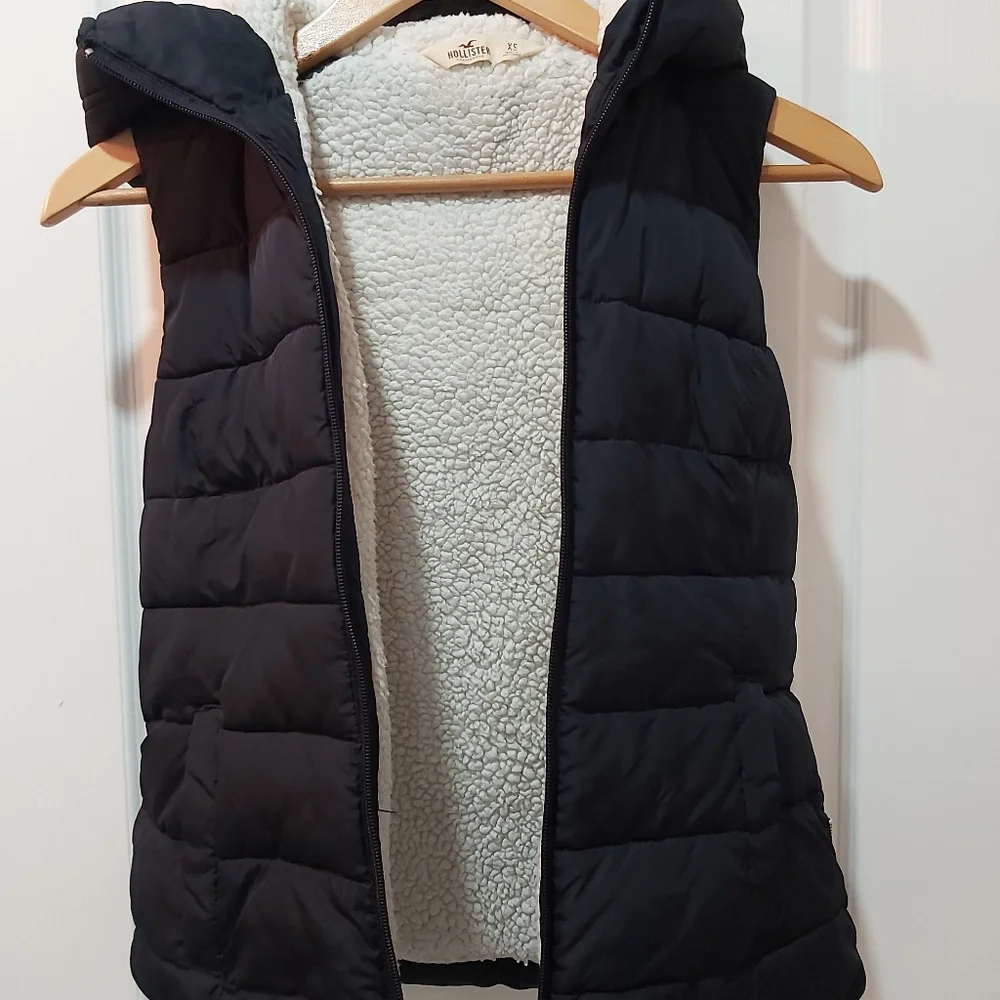 Hollister Sherpa Lined Quilted Puffer Vest. Size: XS, Color: Blue - Picture 2 of 8